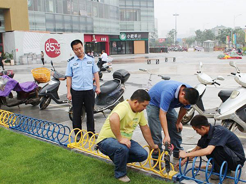 河南晋江市公安局交管大队广场螺旋式停车架安装试点