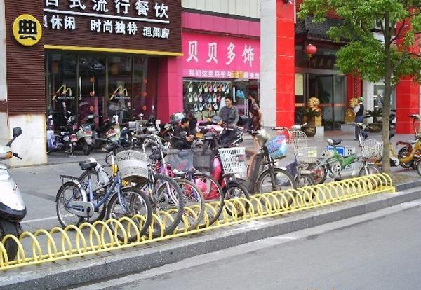 人性化螺旋式自行车停车架受到广大市民的认可！