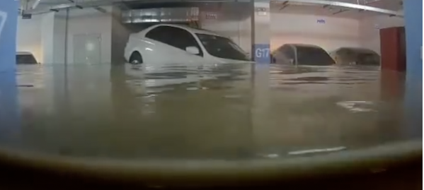 广州某小区车库被淹近300辆车被泡水
